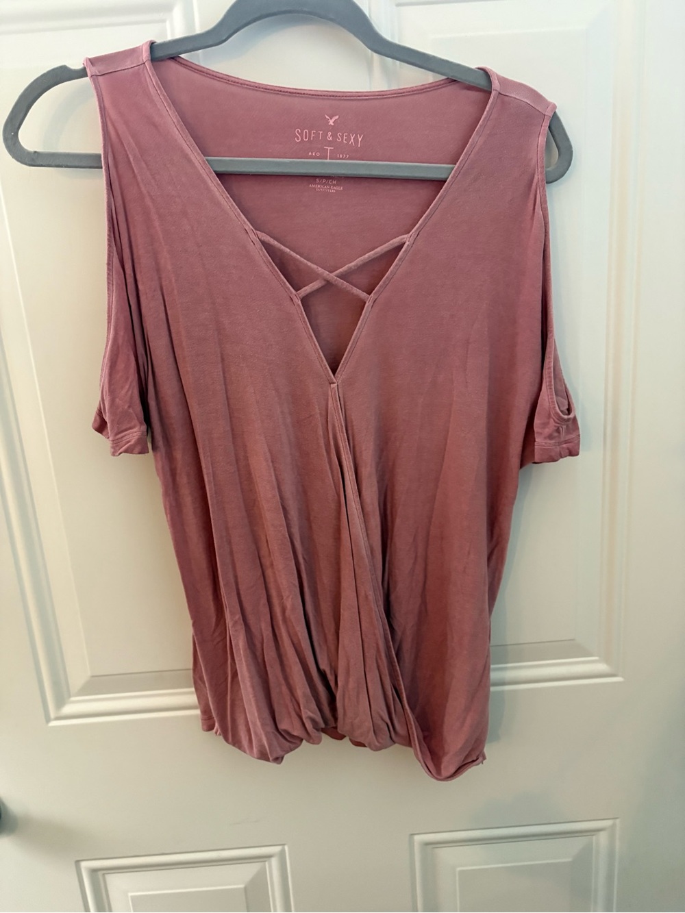 American Eagle Outfitters Mauve Cold-Shoulder V-Neck Tee with Crisscross
